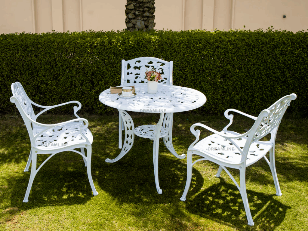 HOW TO CHOOSE THE BEST OUTDOOR FURNITUREFOR ALL SEASONS